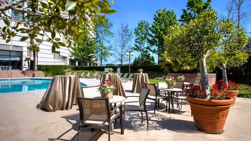 Hyatt Regency San Francisco Airport - Outdoor Pool, Seating Area