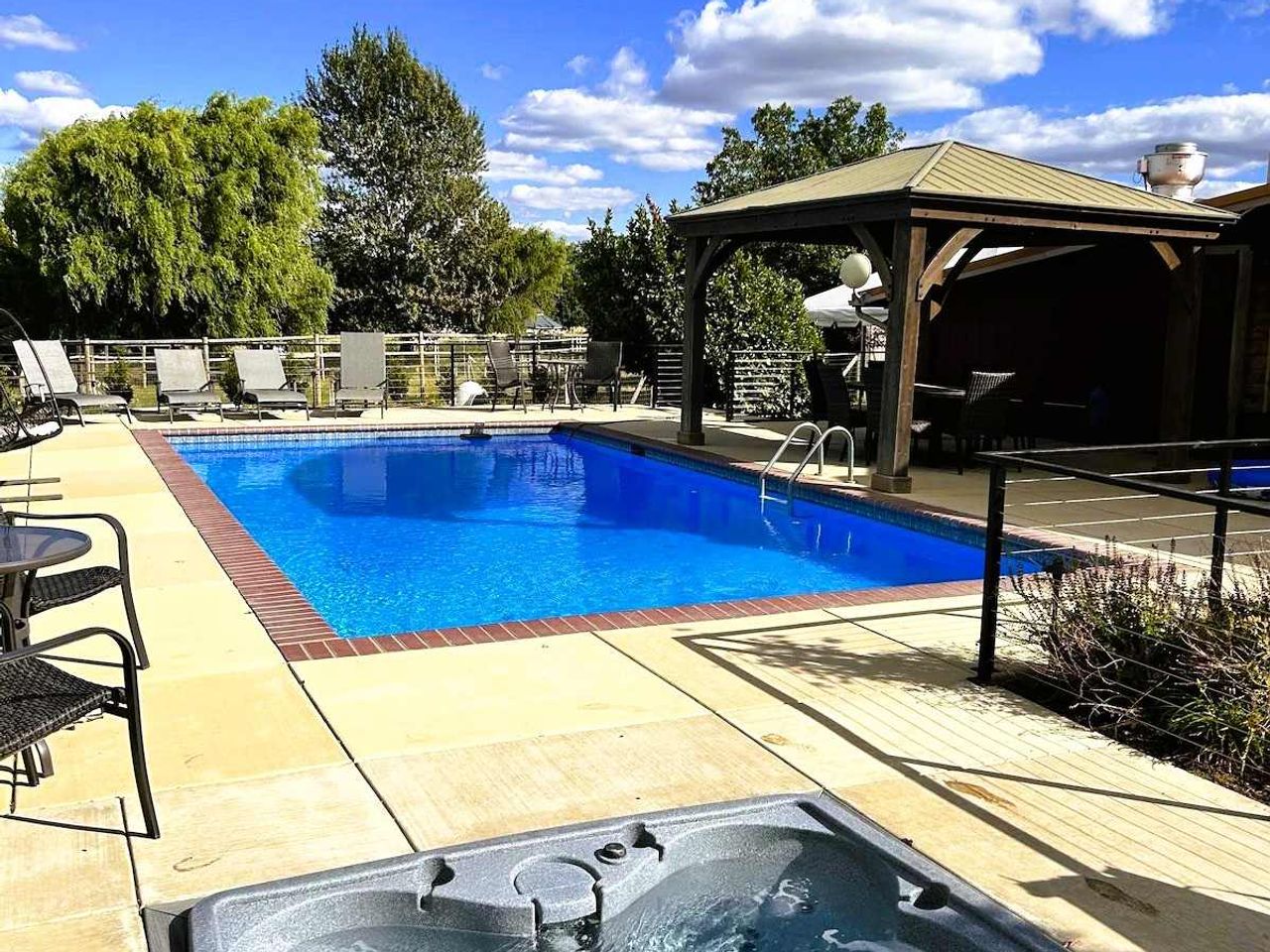 Rellik Winery - Outdoor Pool and Hot Tub