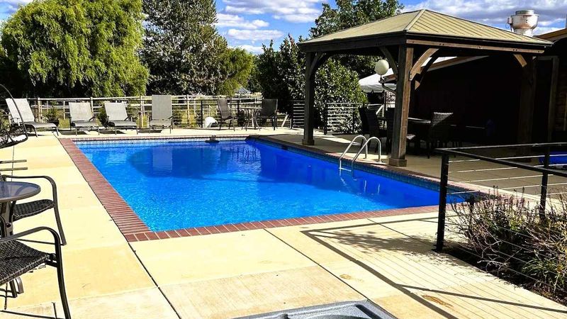 Rellik Winery - Outdoor Pool and Hot Tub
