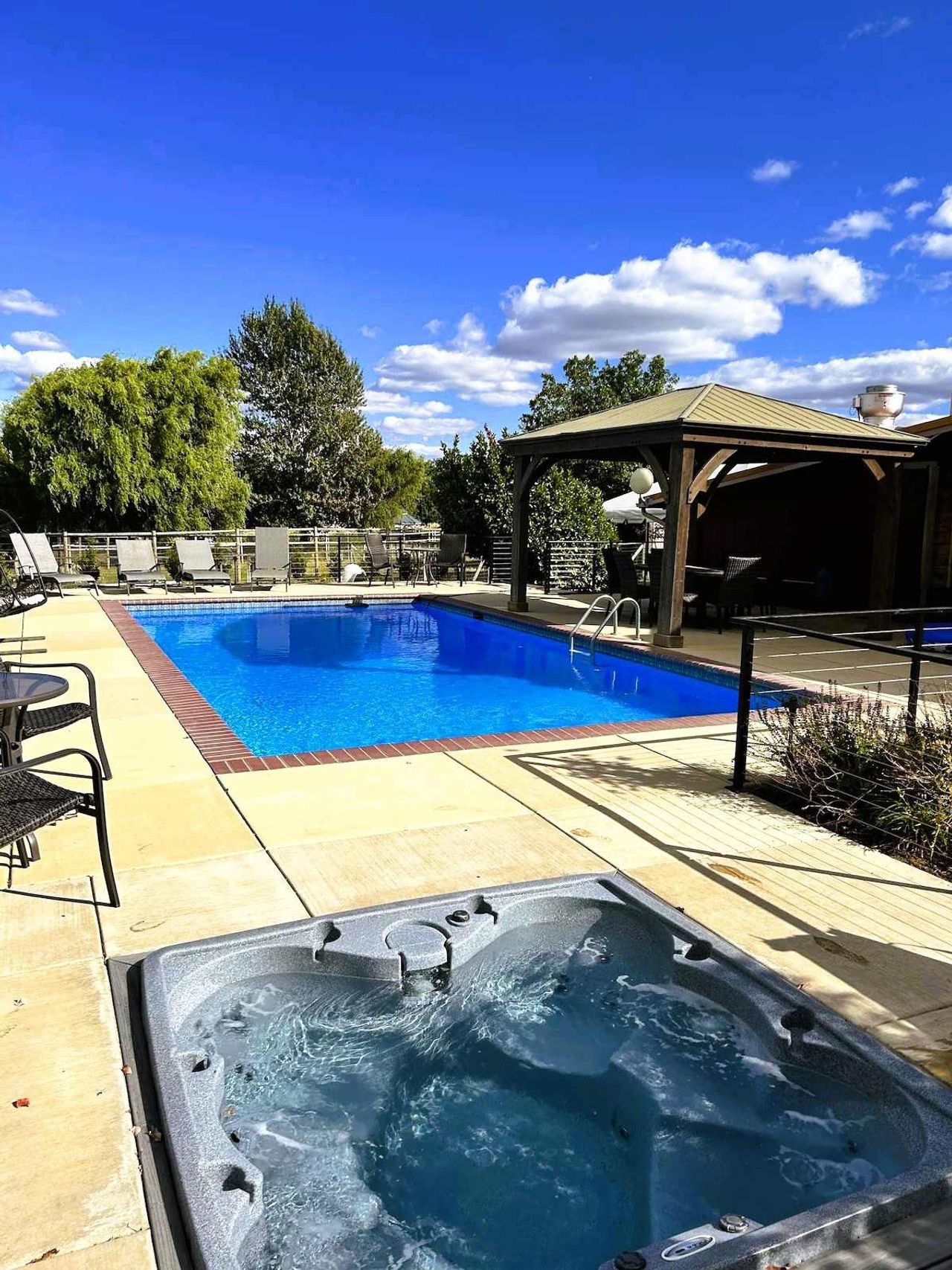 Rellik Winery - Outdoor Pool and Hot Tub
