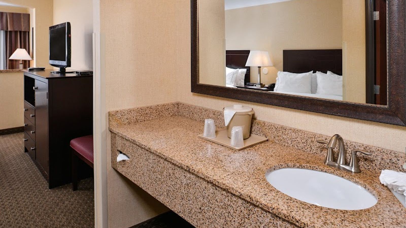 Photo of Holiday Inn Express & Suites Portland-Jantzen Beach, an IHG Hotel