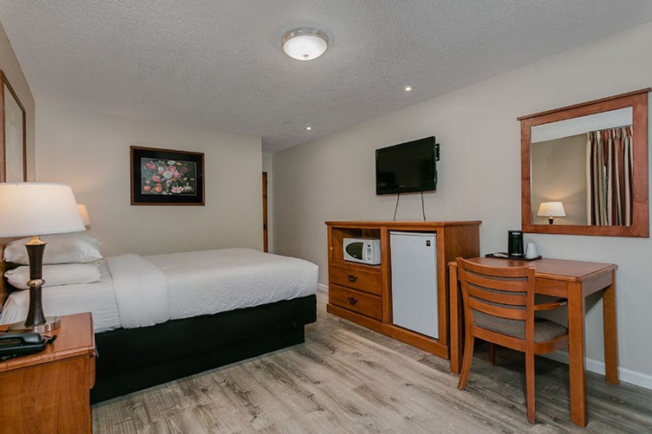 Photo of Courtesy Inn Eugene - Room, King bed, Work desk, Microwave, Fridge, Flat TV