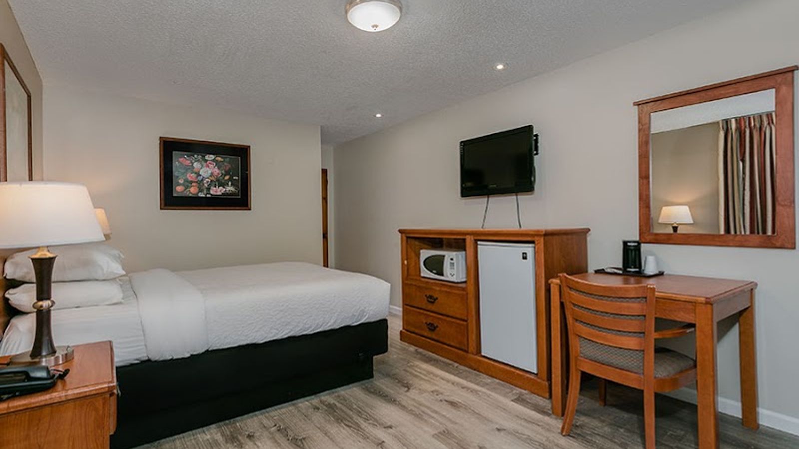 Photo of Courtesy Inn Eugene - Room, King bed, Work desk, Microwave, Fridge, Flat TV