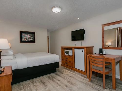 Photo of Courtesy Inn Eugene - Room, King bed, Work desk, Microwave, Fridge, Flat TV
