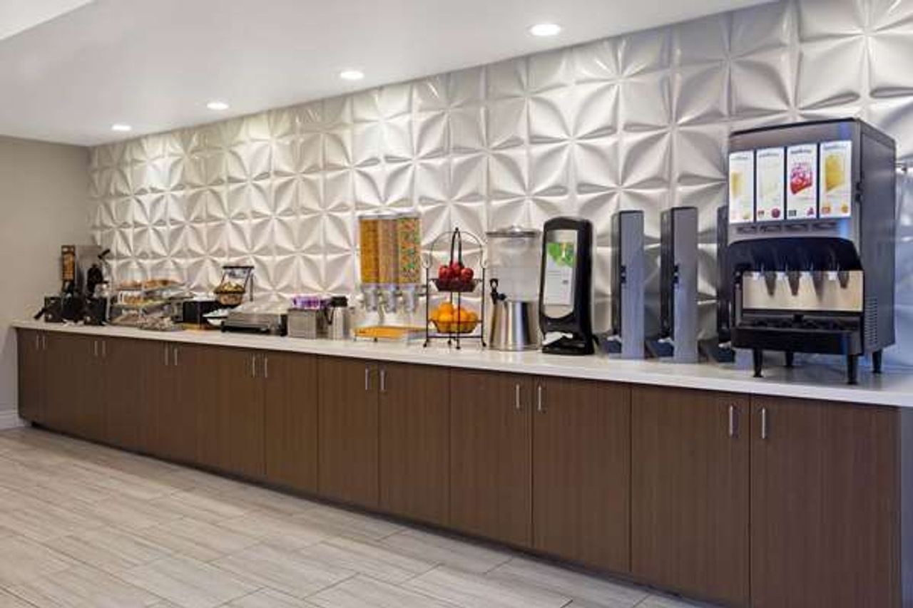 Photo of La Quinta Inn & Suites by Wyndham Visalia/Sequoia Gateway