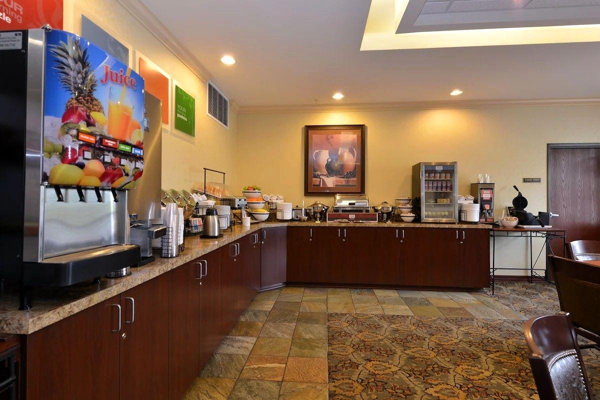 Comfort Inn & Suites McMinnville Wine Country Breakfast Buffet 