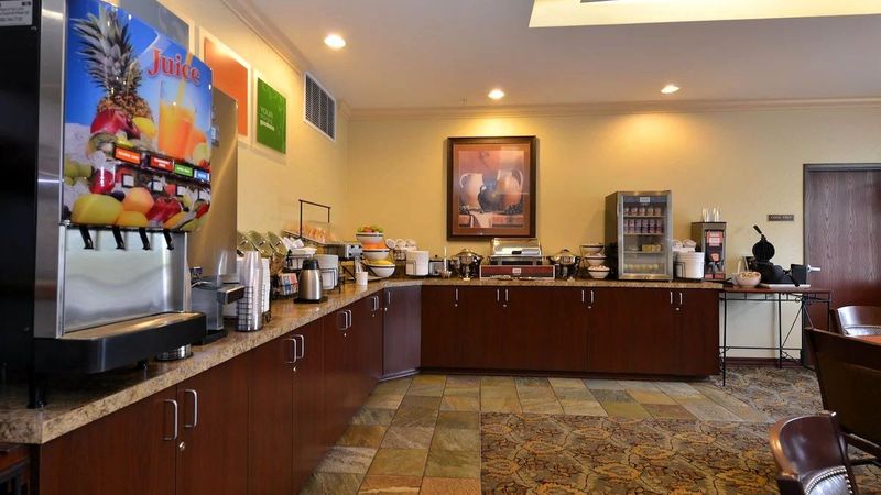 Comfort Inn & Suites McMinnville Wine Country Breakfast Buffet