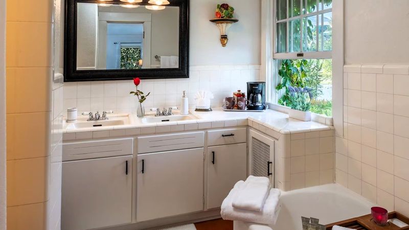 Warm Springs Inn & Winery - Garden Suite Bathroom