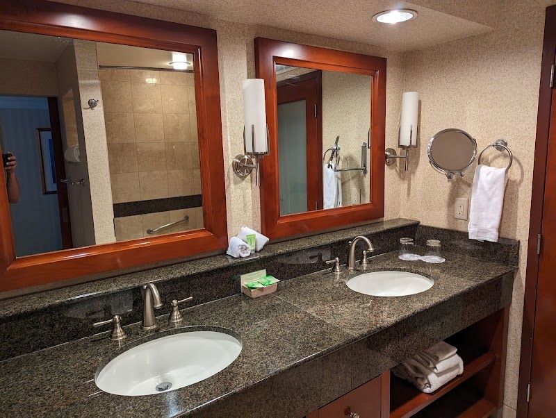 Photo of Monterey Bay Inn - Bathroom