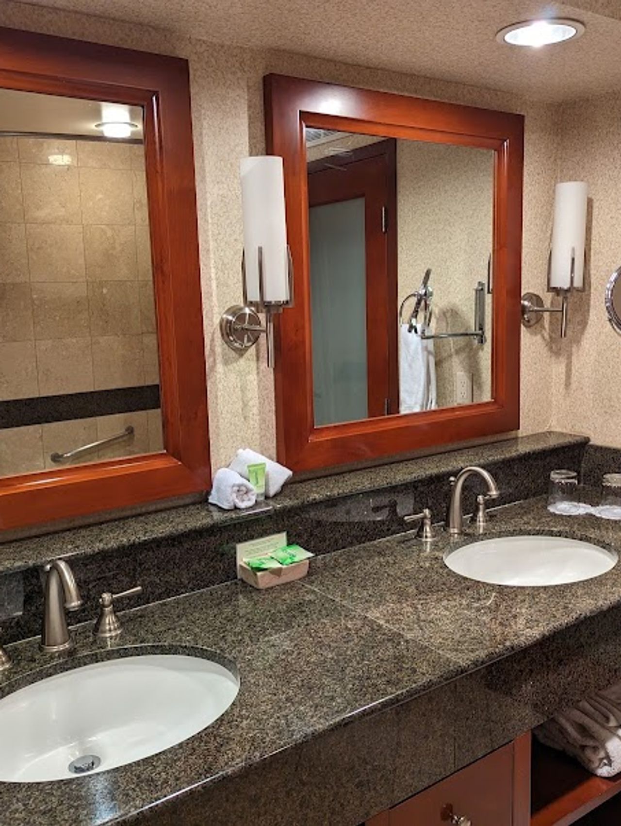 Photo of Monterey Bay Inn - Bathroom