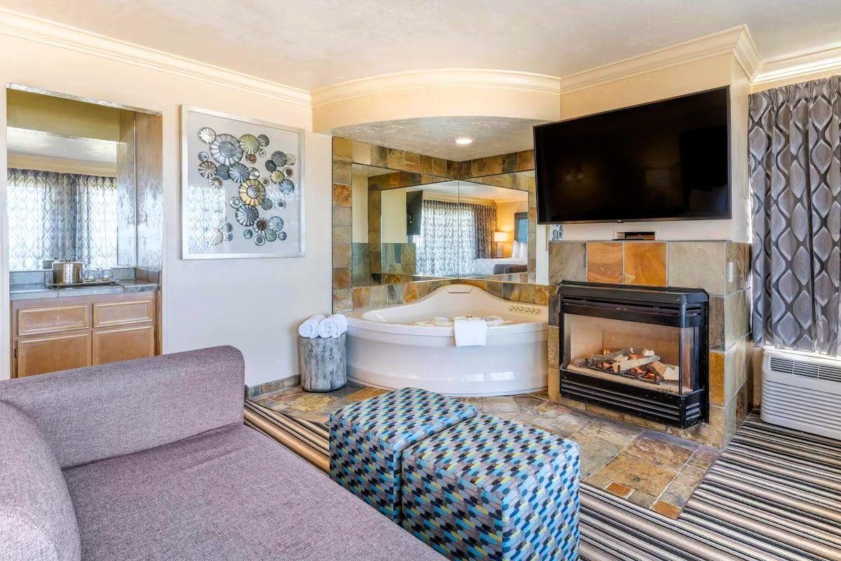 Lincoln Sands Oceanfront Resort, Ascend Hotel Collection - Private In-room hot tub, fireplace