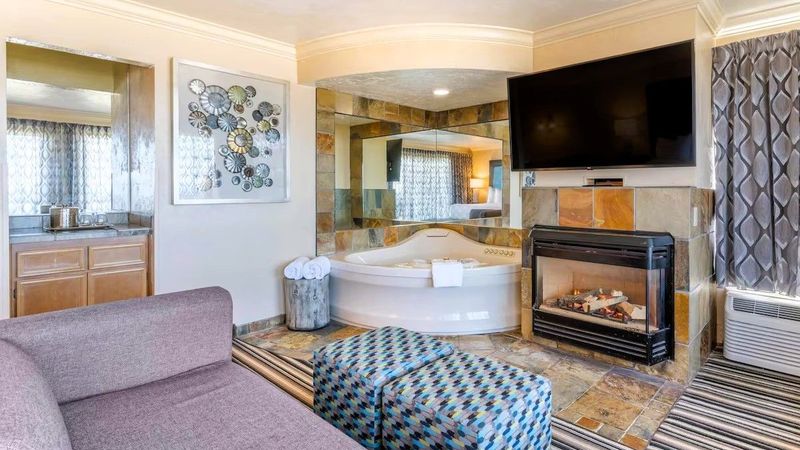 Lincoln Sands Oceanfront Resort, Ascend Hotel Collection - Private In-room hot tub, fireplace