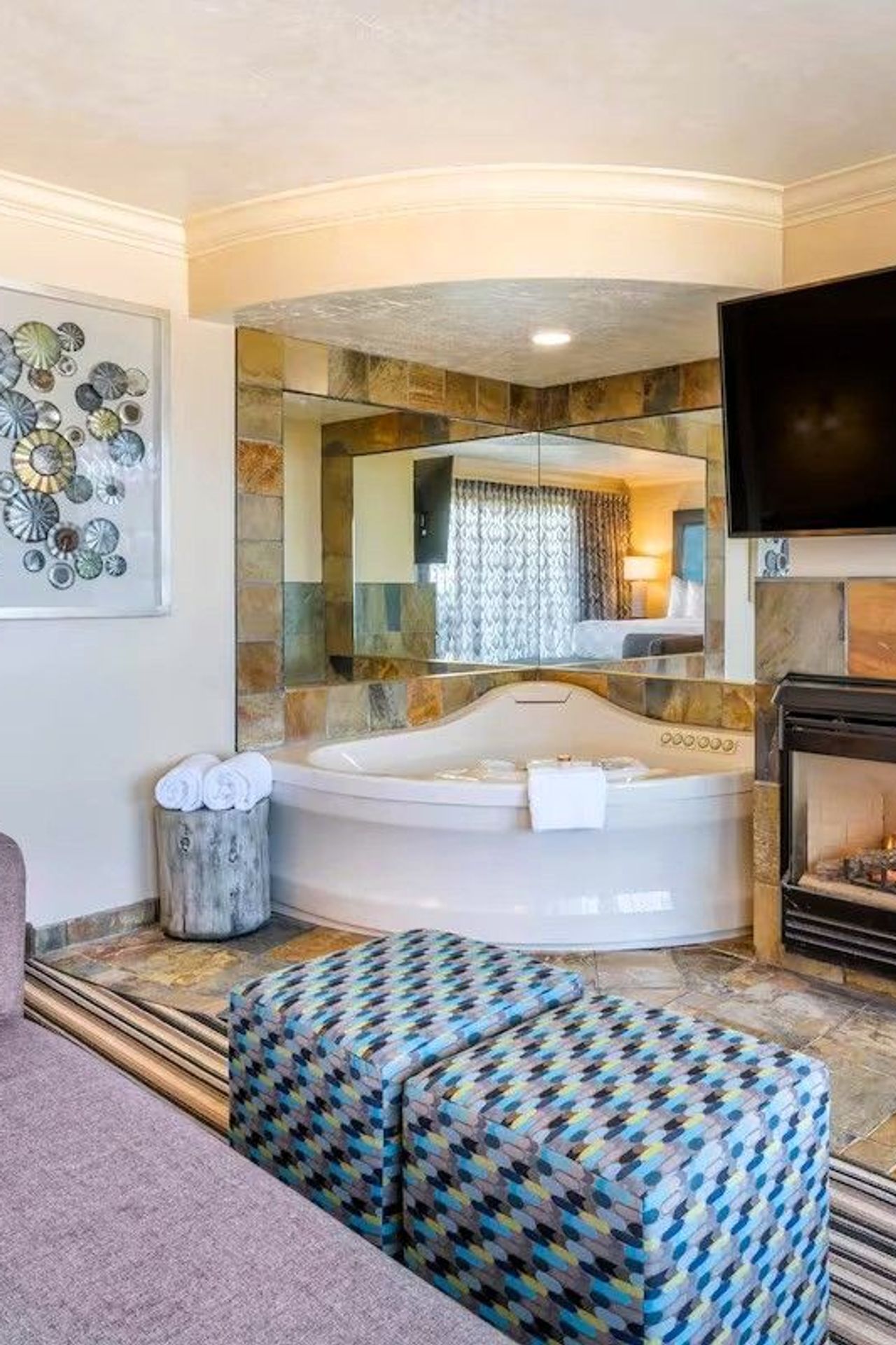 Lincoln Sands Oceanfront Resort, Ascend Hotel Collection - Private In-room hot tub, fireplace