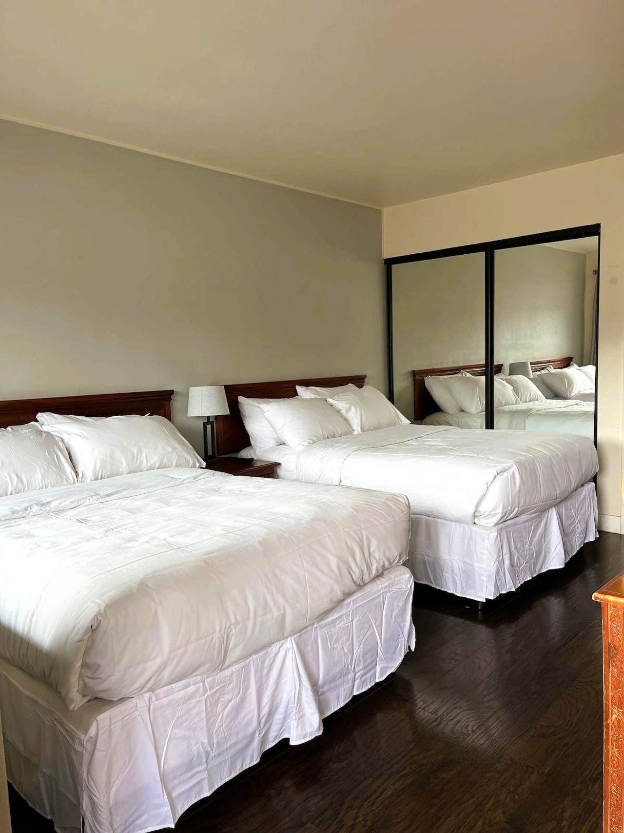 Sea Breeze Motel - Double Queen Room