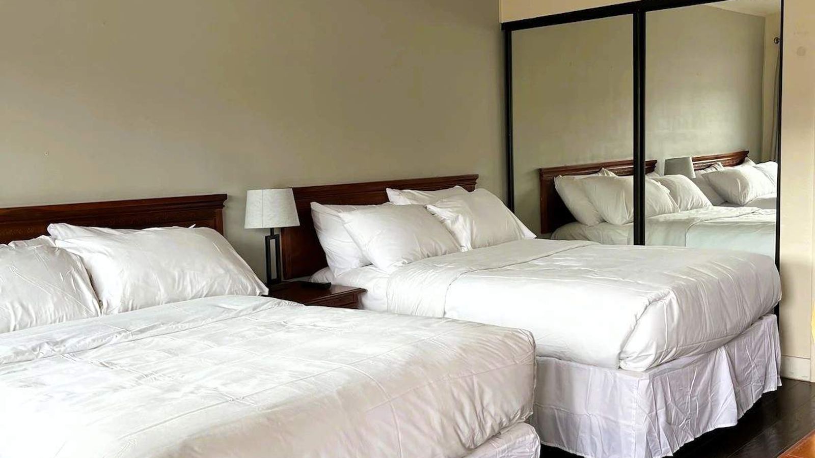 Sea Breeze Motel - Double Queen Room