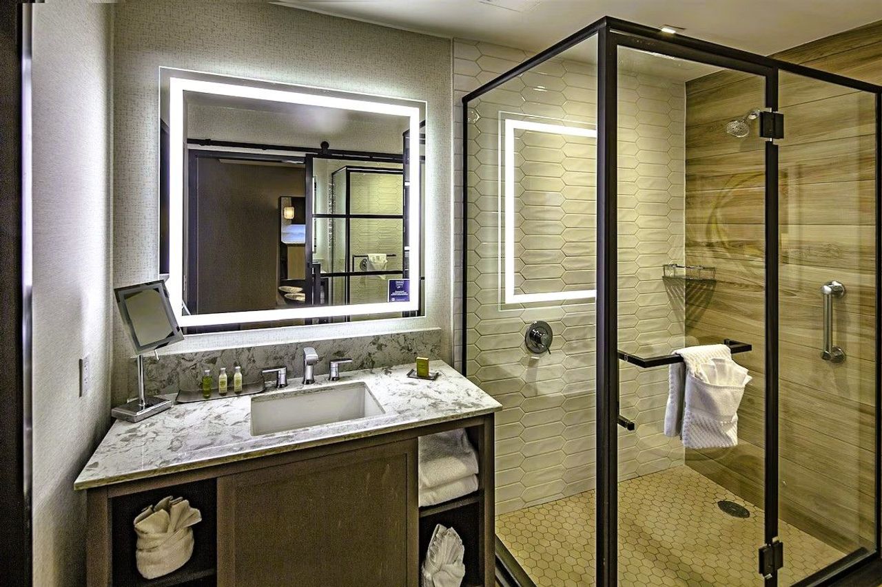 DoubleTree by Hilton Hotel Modesto - Bathroom, Walk-in Showers