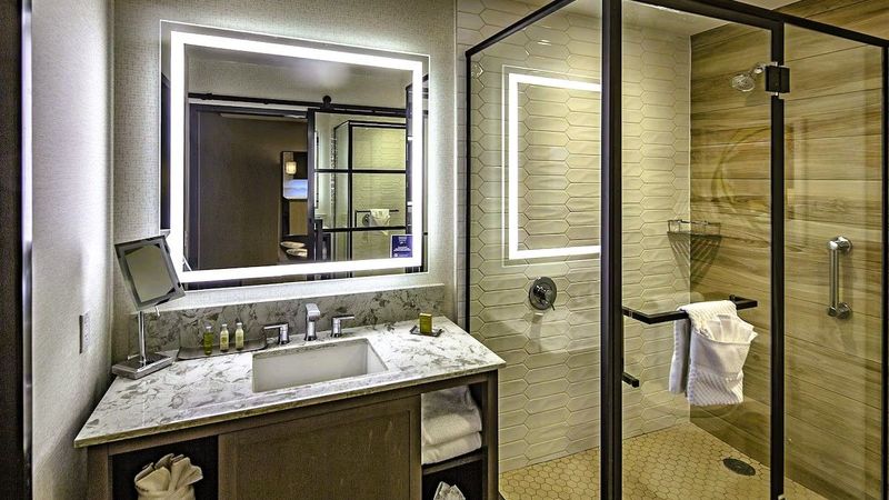 DoubleTree by Hilton Hotel Modesto - Bathroom, Walk-in Showers