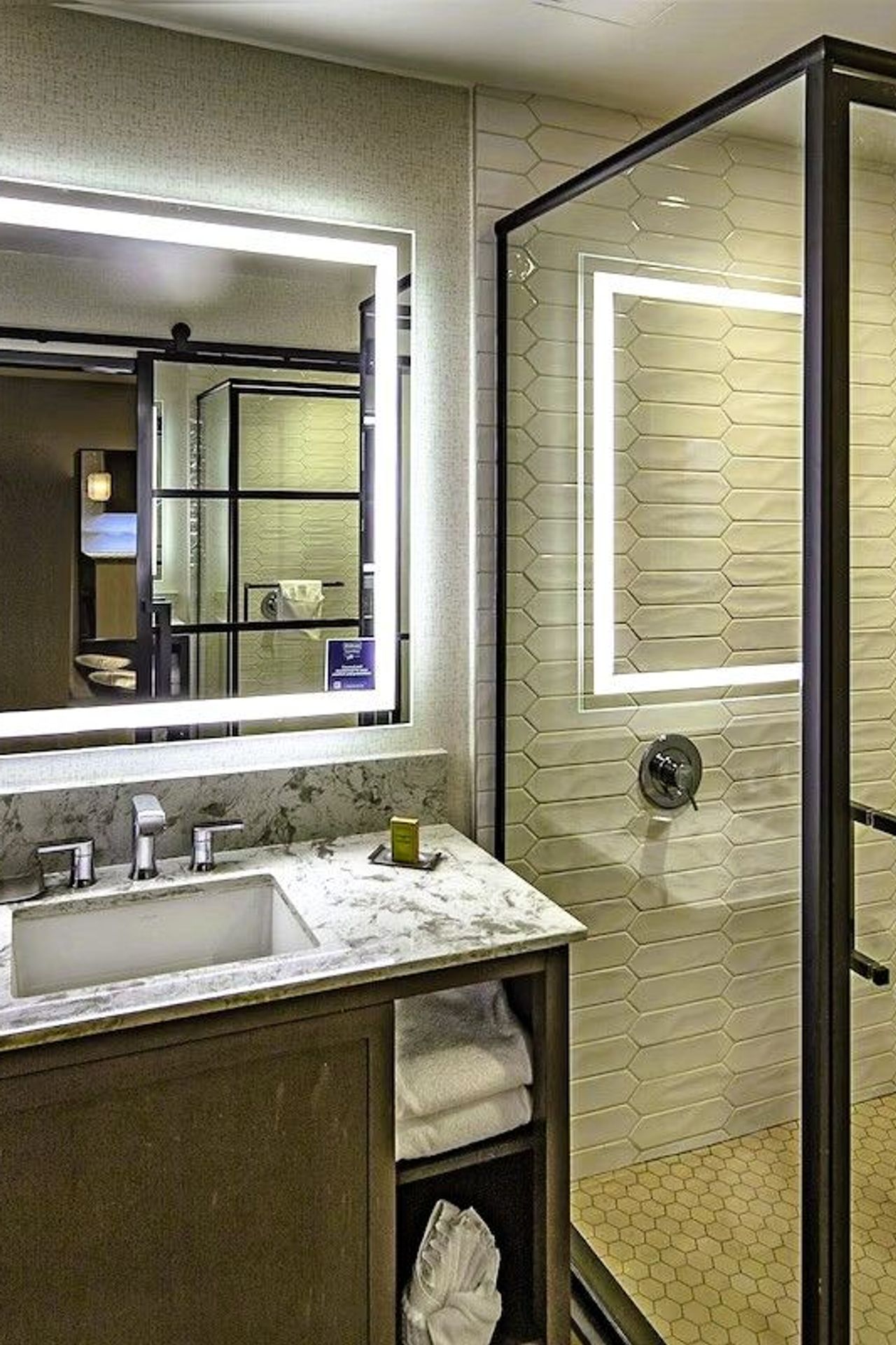 DoubleTree by Hilton Hotel Modesto - Bathroom, Walk-in Showers