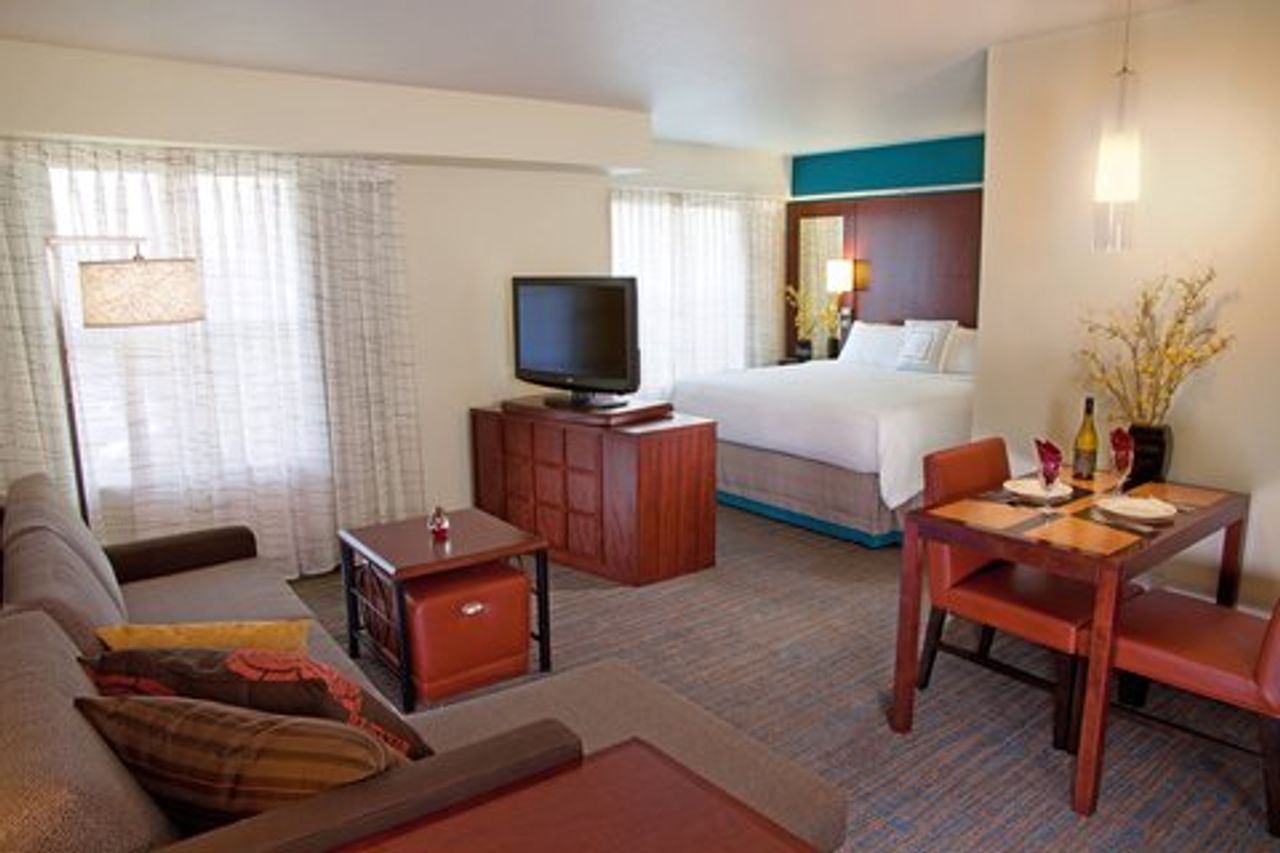 Photo of Residence Inn by Marriott Eugene Springfield - Suite, King Bed, Living Area, Dining Table, Flat TV