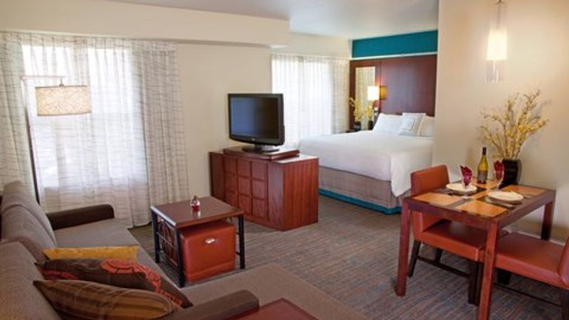 Photo of Residence Inn by Marriott Eugene Springfield - Suite, King Bed, Living Area, Dining Table, Flat TV