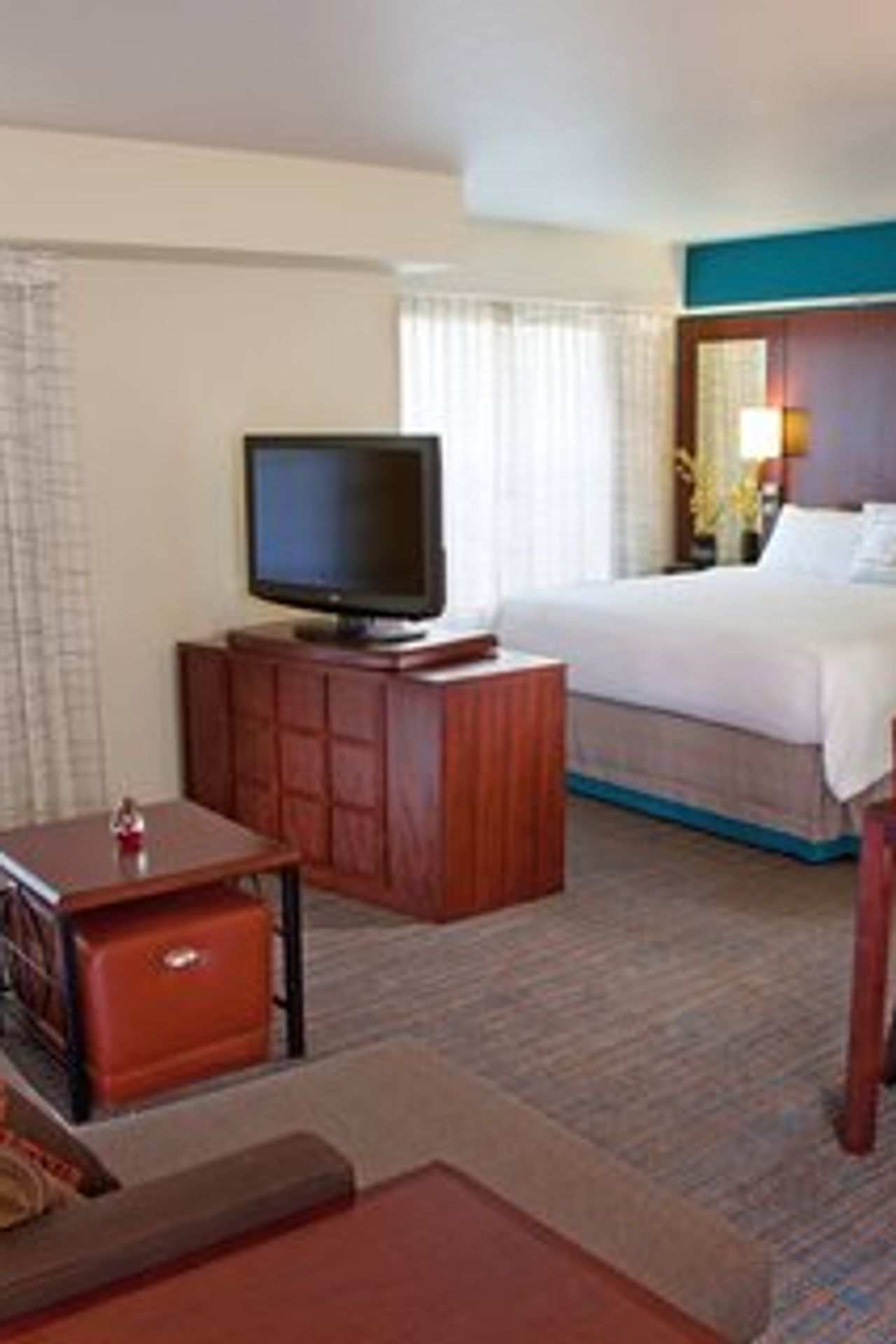 Photo of Residence Inn by Marriott Eugene Springfield - Suite, King Bed, Living Area, Dining Table, Flat TV