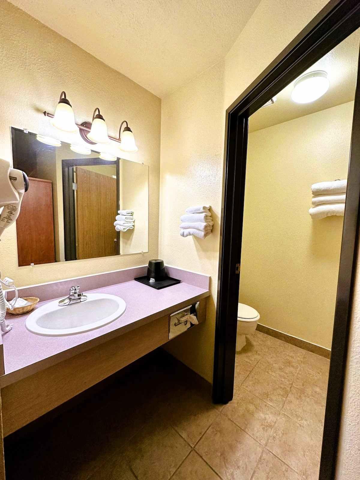 FairBridge Inn & Suites Kellogg - Bathroom