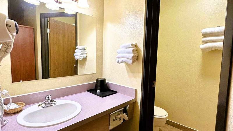 FairBridge Inn & Suites Kellogg - Bathroom