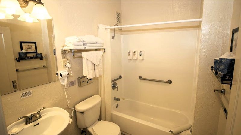 Capitola Venetian Hotel - Bathroom