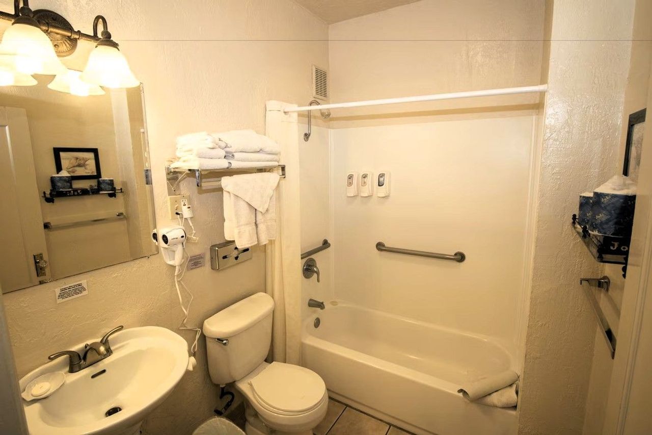 Capitola Venetian Hotel - Bathroom