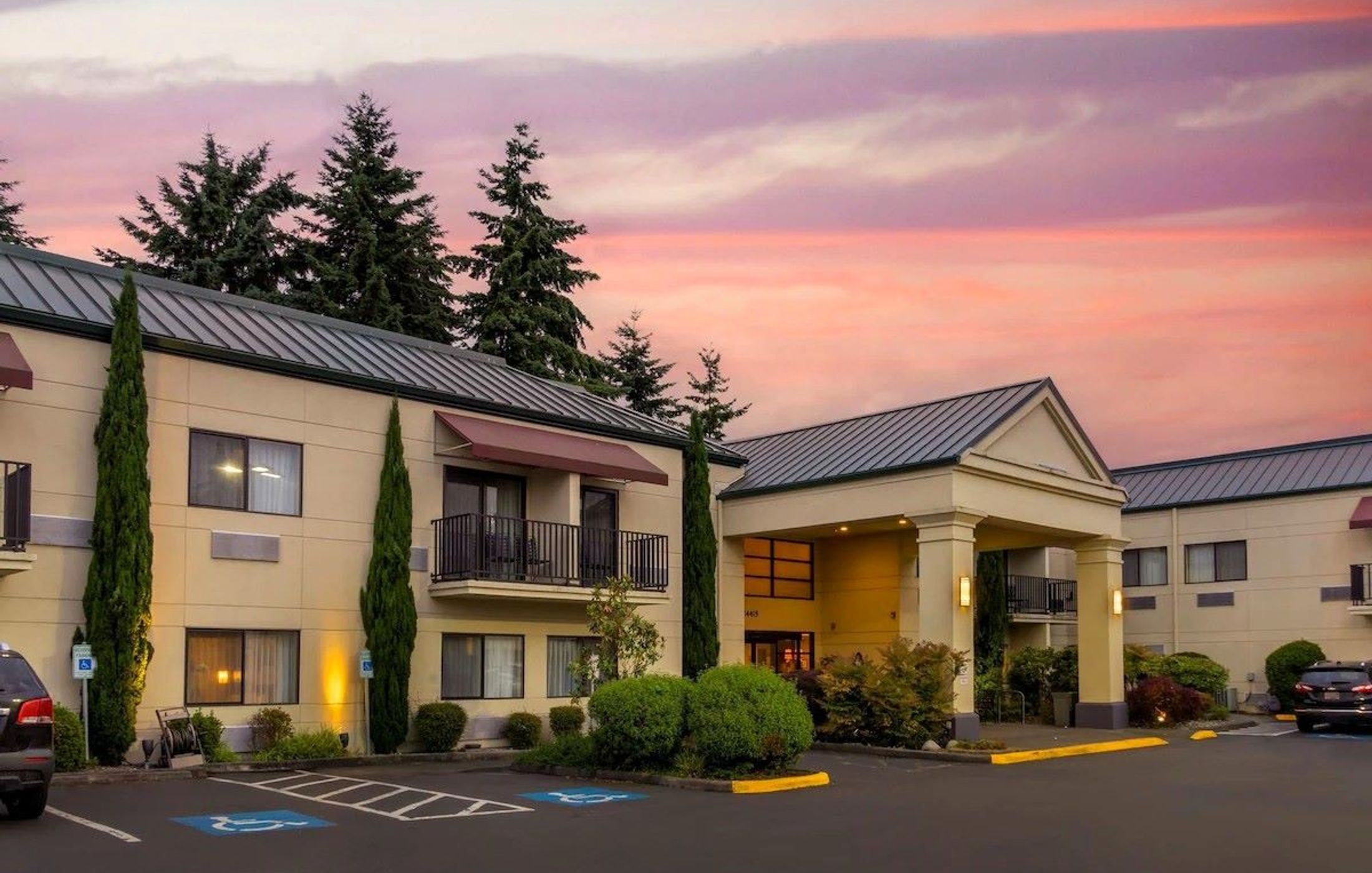 Best Western Plus Plaza by the Green