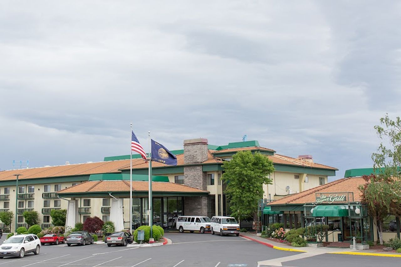 Photo of Rogue Regency Inn & Suites