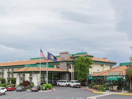 Rogue Regency Inn & Suites