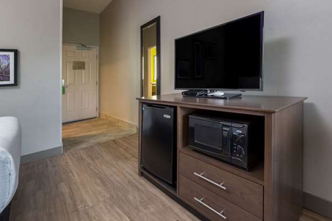 Photo of La Quinta Inn & Suites by Wyndham Visalia/Sequoia Gateway