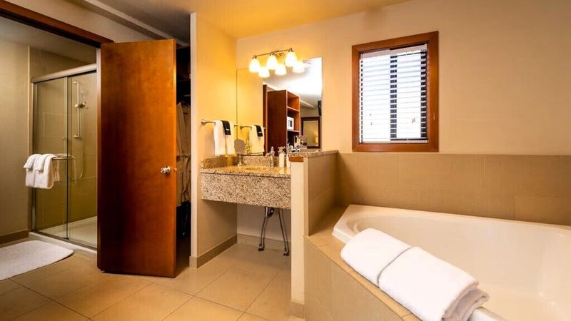 Obertal Inn - Bathroom of Deluxe Fireplace King Jacuzzi Room