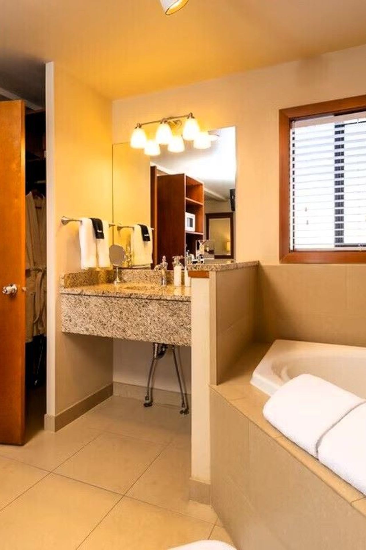 Obertal Inn - Bathroom of Deluxe Fireplace King Jacuzzi Room