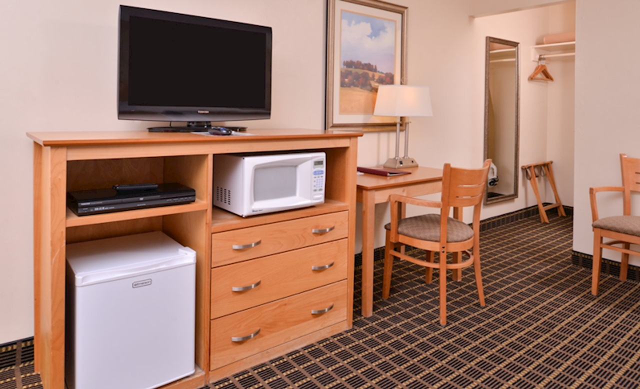 Photo of Campus Inn & Suites Eugene Downtown - Room, Microwave, Fridge, Flat TV, Work desk
