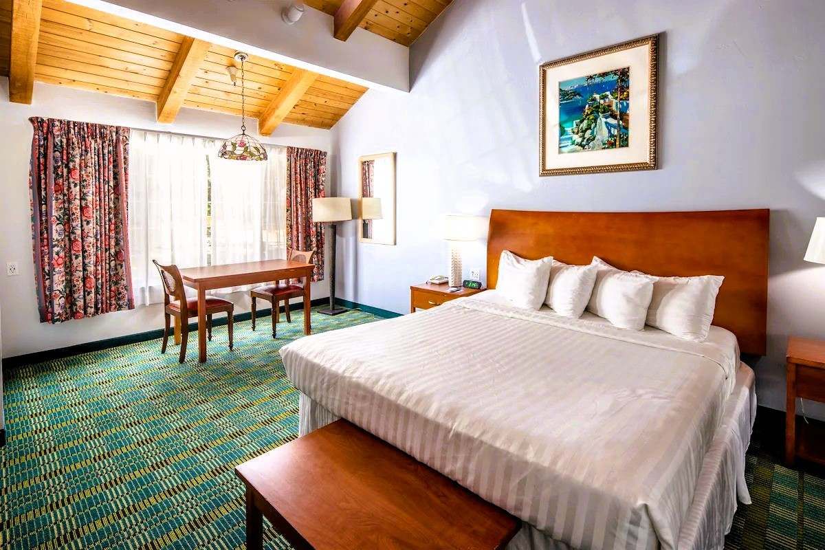 Butterfly Grove Inn - deluxe king room, omplimentary WiFi, a microwave and refrigerator, coffee maker, flat-screen TV