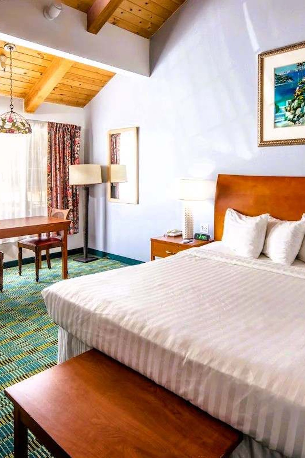 Butterfly Grove Inn - deluxe king room, omplimentary WiFi, a microwave and refrigerator, coffee maker, flat-screen TV