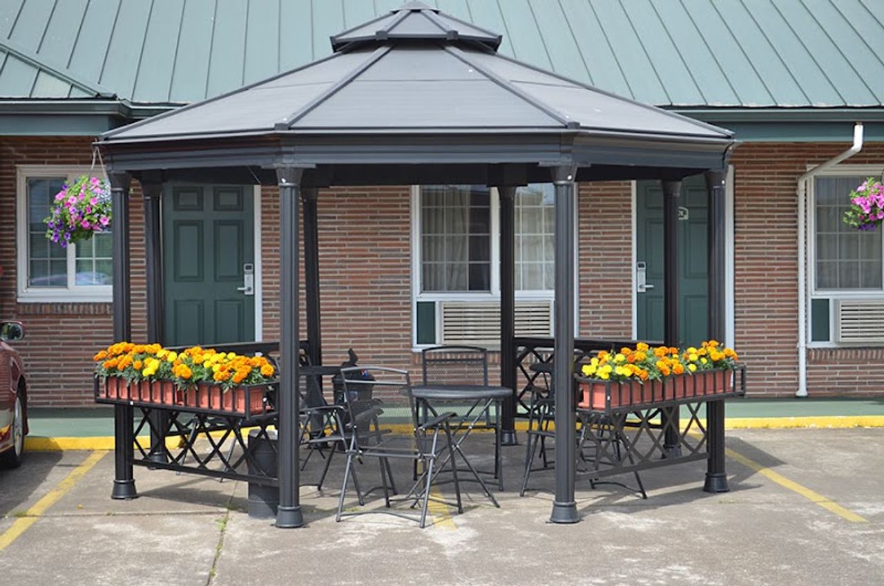 Photo of Courtesy Inn Eugene - Gazebo sitting area in seasonal gardens
