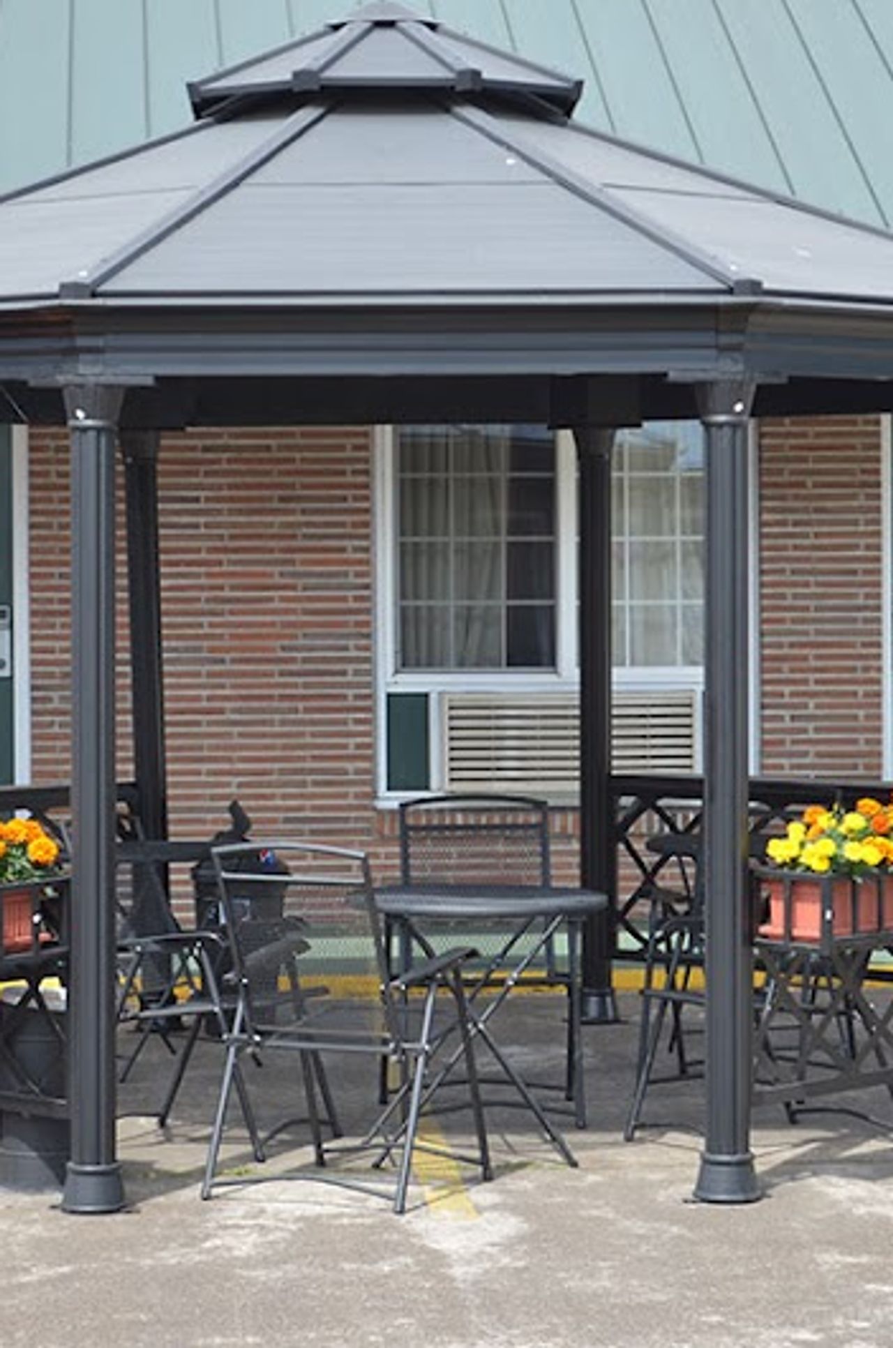 Photo of Courtesy Inn Eugene - Gazebo sitting area in seasonal gardens