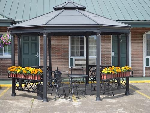 Photo of Courtesy Inn Eugene - Gazebo sitting area in seasonal gardens