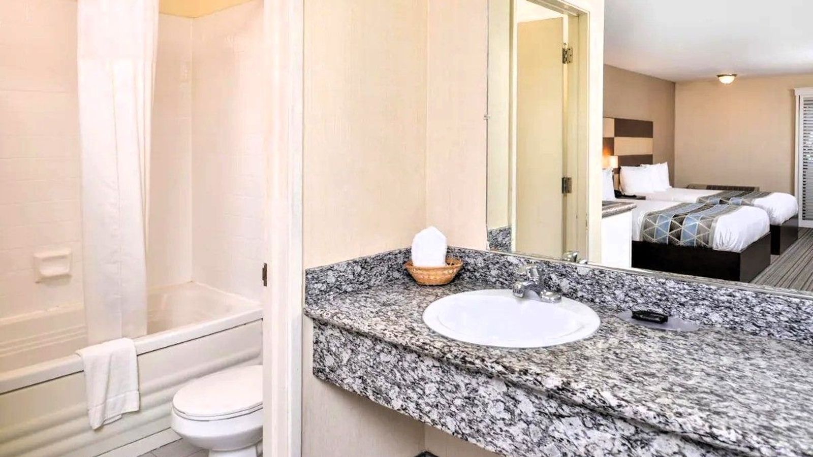 Good Living Inn - Bathroom