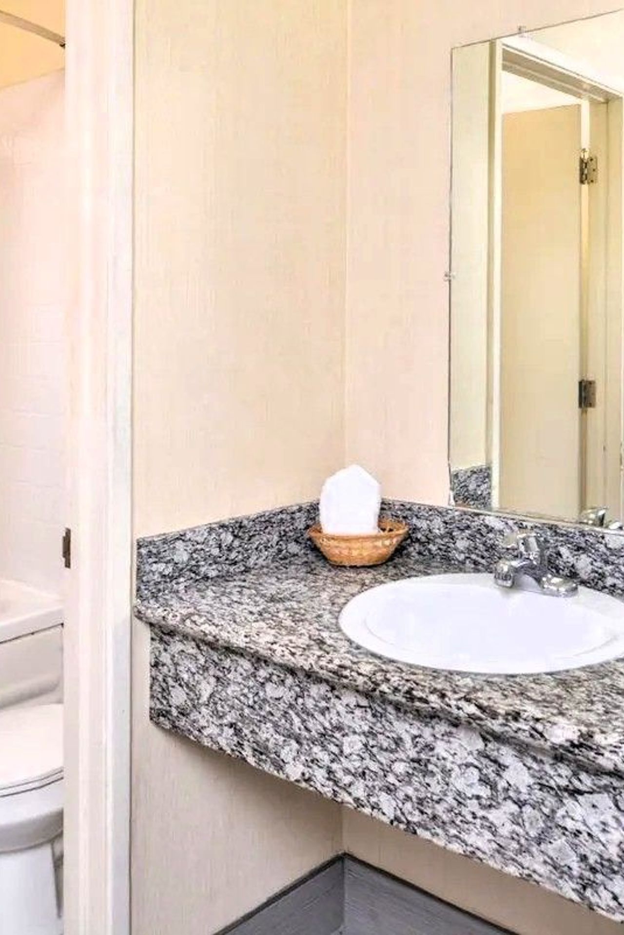 Good Living Inn - Bathroom