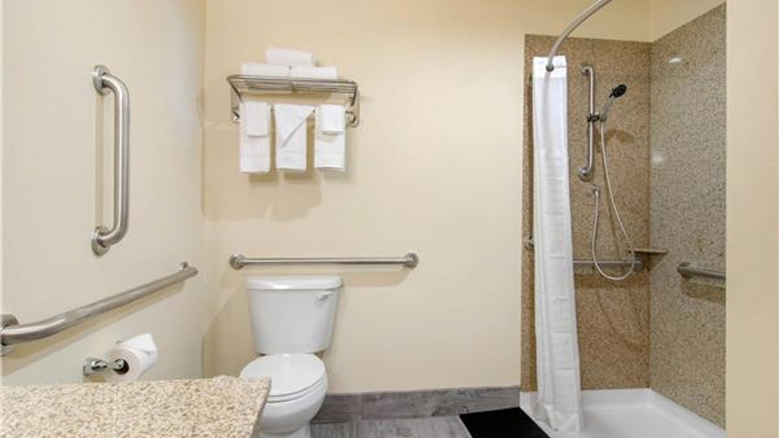 Photo of Econo Lodge Inn & Suites Springfield Main Street - Bathroom
