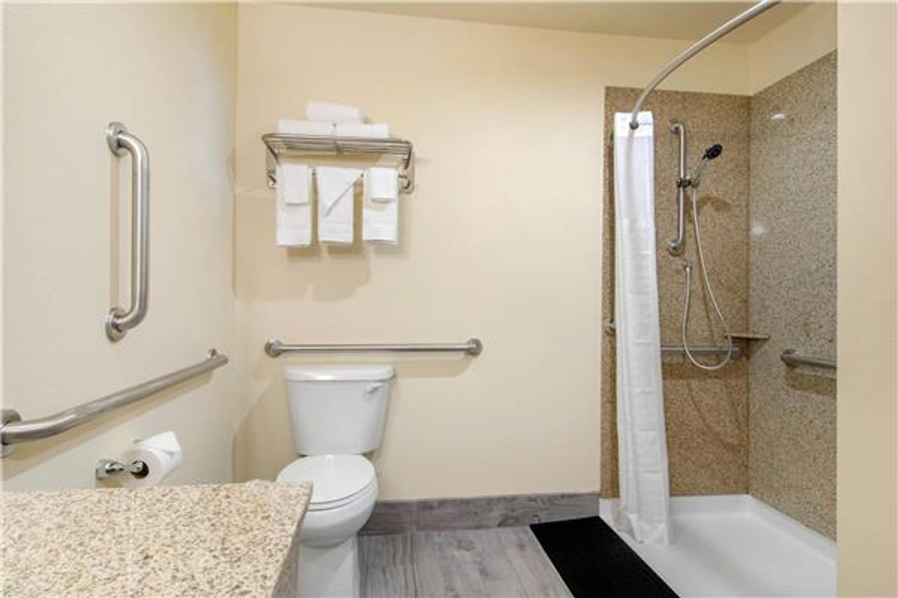 Photo of Econo Lodge Inn & Suites Springfield Main Street - Bathroom