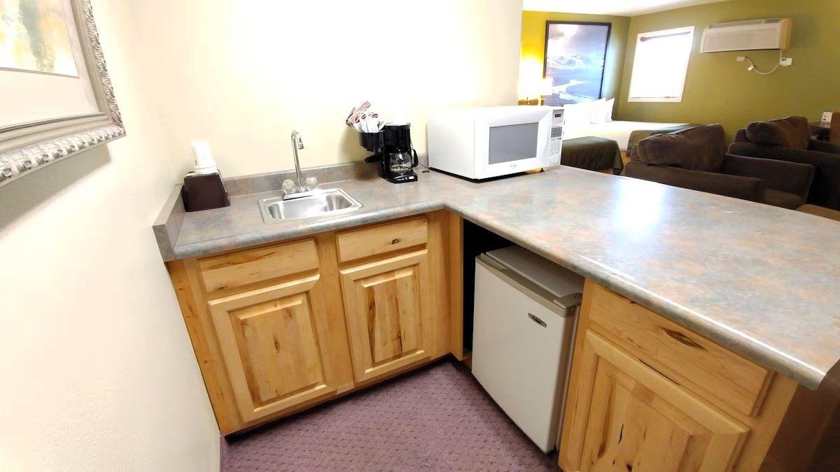 Super 8 by Wyndham McCall - Suite, Private kitchenette