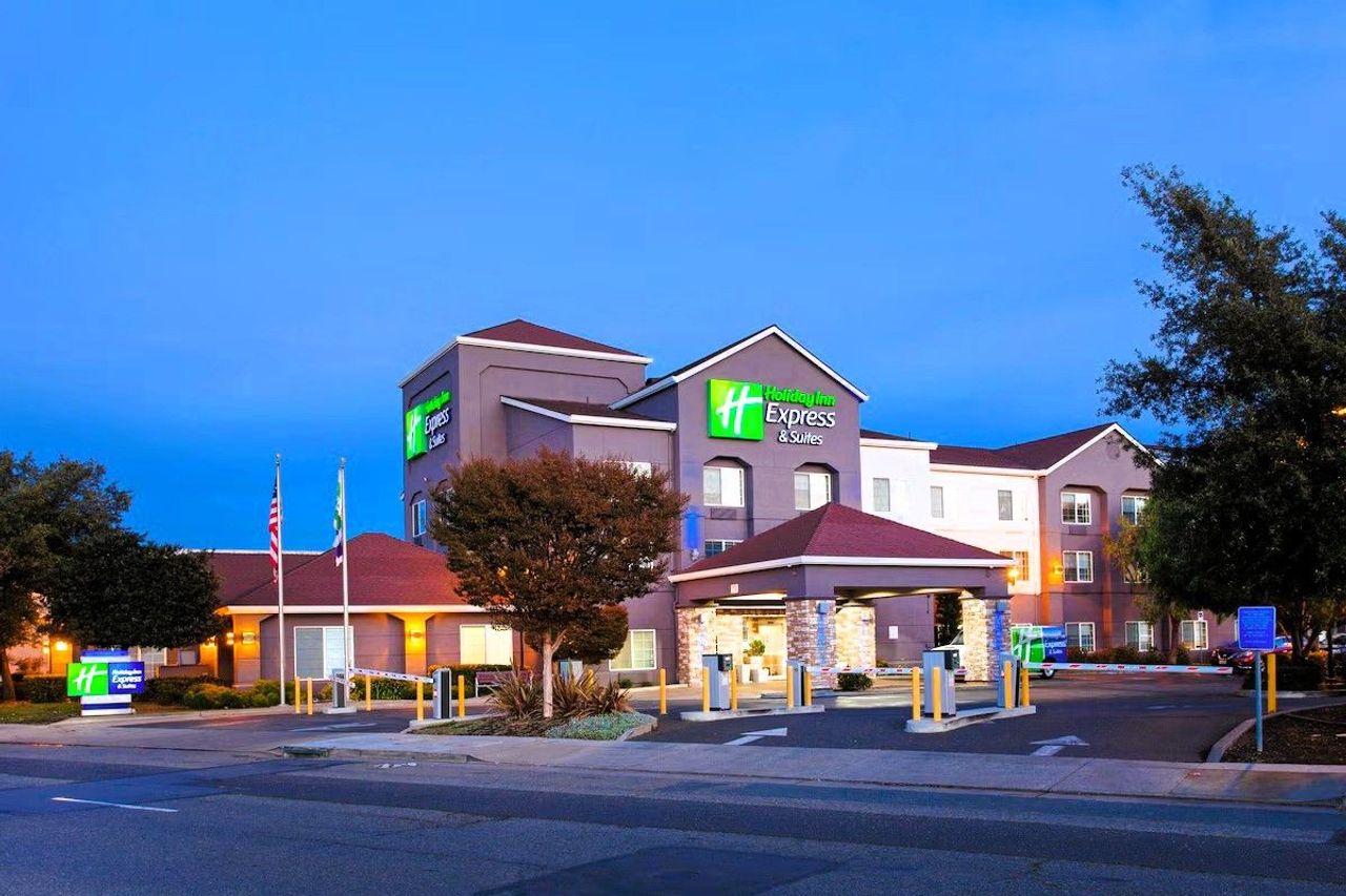 Holiday Inn Express & Suites Oakland-Airport by IHG