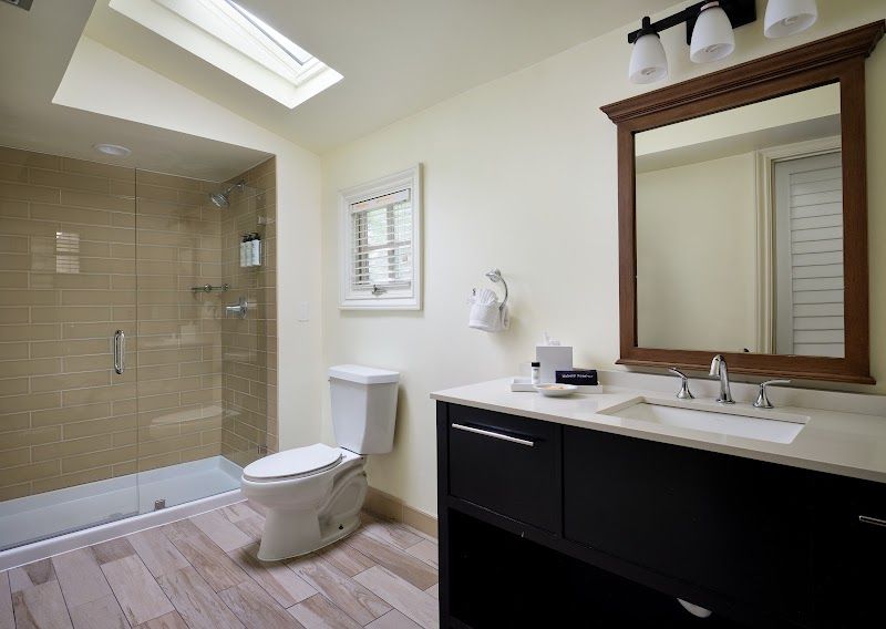 Photo of Lighthouse Lodge & Cottages - Bathroom, walk-in shower