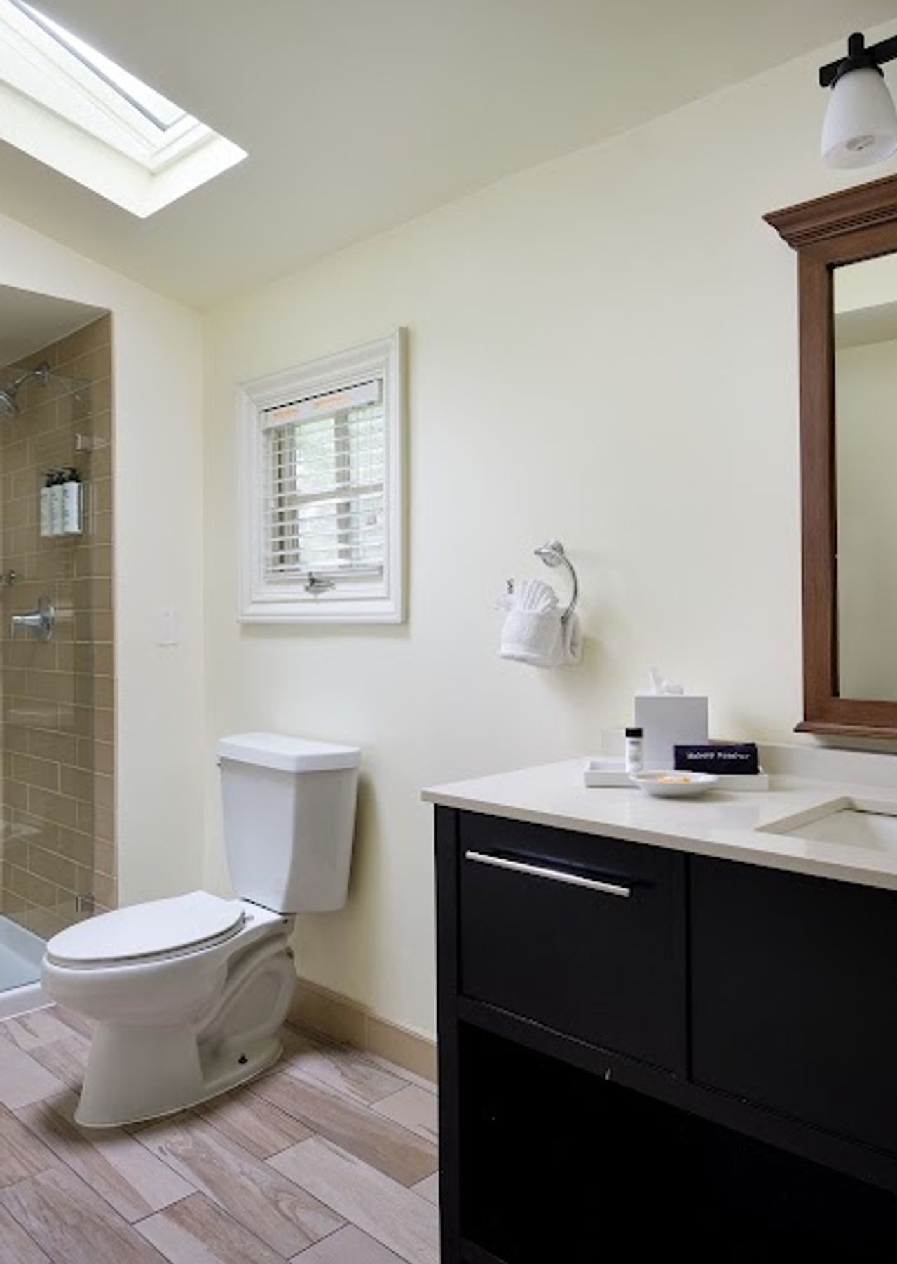 Photo of Lighthouse Lodge & Cottages - Bathroom, walk-in shower
