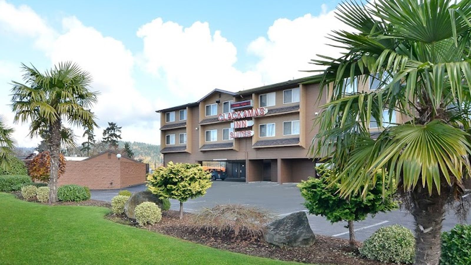 Clackamas Inn & Suites
